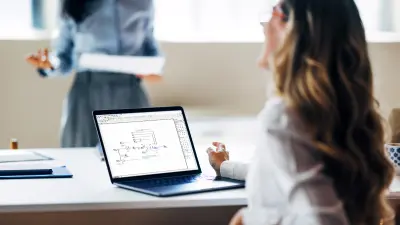 Frau bedient eine Anwendung am Laptop