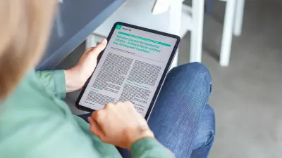 Gros plan sur une tablette affichant un article sur les piles logicielles