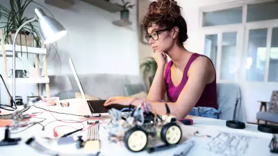 Die Bilder zeigen eine Tüftlerin, die ETAS ASCET verwendet.