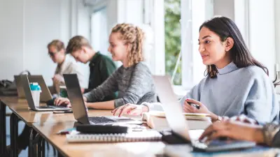 Die Bilder zeigen Studentinnen und Studenten bei der Nutzung von ETAS ASCET
