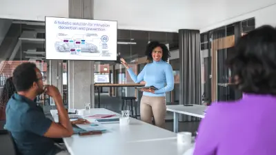 Formatrice en sécurité expliquant le fonctionnement du centre de sécurité des véhicules