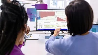 コンピュータの前でETASソフトウェアを操作する2人の校正エンジニア