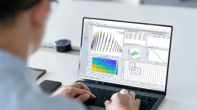 Mann bedient Anwendung am Laptop