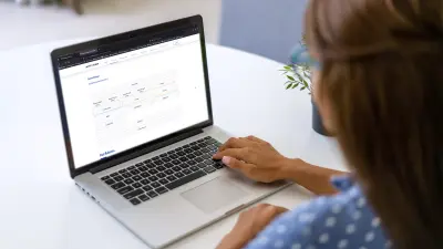 Frau sitzt vor dem Laptop