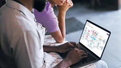 Ein Mann und Frau schauen sich zusammen eine Anwendung uaf dem Laptop an
