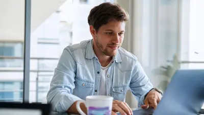 Mann arbeitet am Laptop