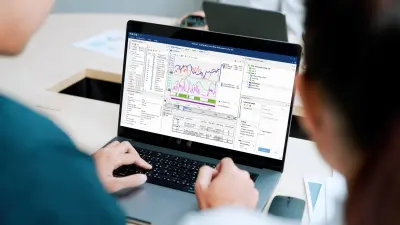 Zwei Personen bedienen Anwendung am Laptop