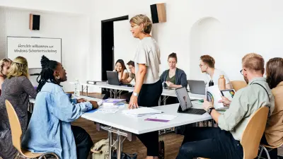 Des personnes sont assises ensemble et participent à une formation sur la sécurité.