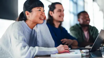 Trois personnes qui écoutent avec bonheur