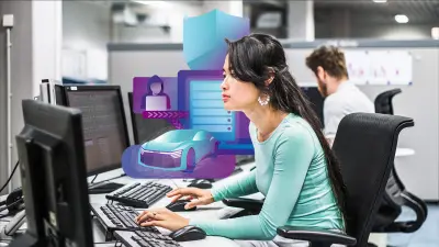 Deux professionnels de la cybersécurité analysant des données sur des écrans d'ordinateur.