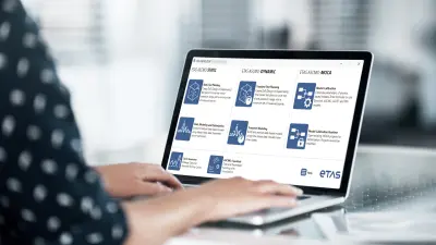 一台笔记本电脑的图像,屏幕上有 ASCMO 用户界面,显示各种图形和图表。