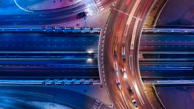 Nachtansicht einer Autobahnüberführung mit Lichtspuren, die die Effizienzsteigerungen durch die Middleware-Lösung EDMS von ETAS demonstriert.