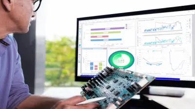 ETAS INCAソフトウェアを実行するノートPCに接続された最新の自動車ECU。AUTOSARアダプティブプラットフォーム環境における効率的な計測・適合のためのSOME/IPプロトコルとの統合が強調されている。